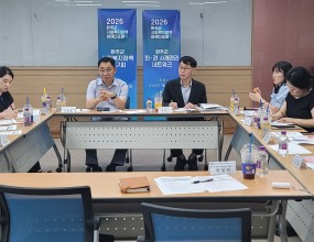 완주군사회복지협의회는 7월 9일(목) 완주군가족문화교육원에서 지역의 주요 복지 현안을 중심으로 정책 대안을 발굴·구체화하고,&nbsp;이를 행정 정책에 반영 가능한 실천 전략으로 발전시켜 지역 맞춤형 사회복지 정책 수립에 기여하고자 아젠다포럼 제2차 회의를 개최하였습니다.이번 회의에서는 전북 최초 완주군형 나눔플랫폼 구축을 주제로 다양한 제안과 의견이 제시되었으며,&nbsp;협의회는 이를 바탕으로 하반기에도 아젠다포럼 위원님들과 함께 완주군 복지 발전을 위한 정책 발굴과 실천에 적극 노력하겠습니다.관심과 성원을 보내주신 회장님과 임원님들께 진심으로 감사드립니다.&nbsp;