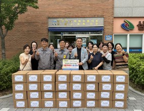   가. 일  시: 2026. 7. 28(화) 10:00~12:00  나. 장  소: 소셜굿즈 창업스테이션 2층 너나들이실             (삼봉지구 LH 1단지 아파트 정문)다. 대  상: 완주군 내 돌봄이 필요한 어르신(90명)라. 내  용1) 물품 포장    2) 물품 배분    3) 전달식&nbsp;