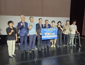 완주군사회복지협의회, 좋은이웃사랑 후원금 모금을 통하여 700만원 전달식을 가졌다.&nbsp;사회복지의날 기념식을 통해 '좋은이웃들'사업이 완주군 내 소외계층 발굴 및 민간사회복지자원의 연계협력을 추진하고 있다는 사실을 홍보하고&nbsp;이 사업을 통해 발굴된 취약계층 생활 주거 의료 지원등을 맞춤형 지원하기 위해 후원자 8명이 십시일반 모금에 동참함에 전달식을 진행하였다.&nbsp;