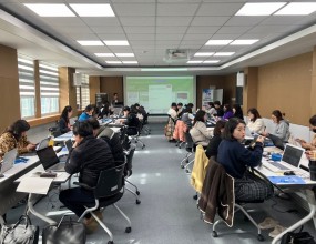 11월 디지털역량강화교육은 마지막 회기로'ChatGPT&AI를 활용한 프로그램기획서 작성'&nbsp;주제로 진행되었습니다.&nbsp;'완주군사회복지사협회'와 함께 준비하여 진행하였고사회복지 종사자 26분이 신청하셔 참여하셨습니다.프로그램 계획서 작성방법을 AI로 통해 용이하게 작성하는 방법을 습득하셨고참여자분들의 만족도가 높은 교육이었습니다.앞으로도 완주군사회복지협의회는 사회복지 종사자분들을 위한다양하고 알찬 사업들을 잘 준비하겠습니다.감사합니다.